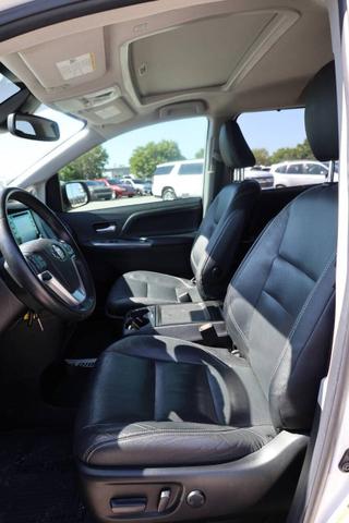 Photo of 2019 White Toyota Sienna