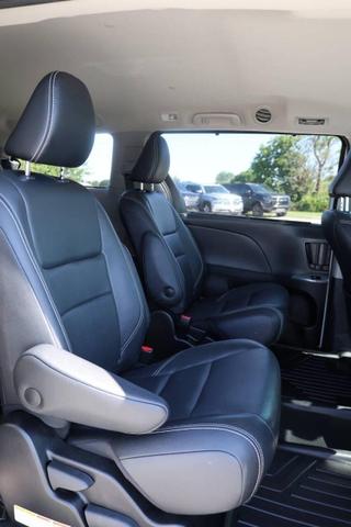 Photo of 2019 White Toyota Sienna