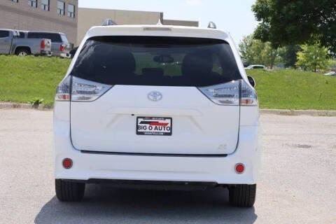 Photo of 2019 White Toyota Sienna