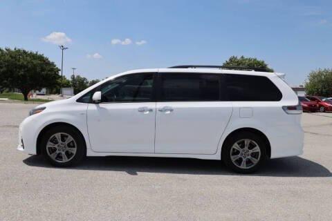 Photo of 2019 White Toyota Sienna