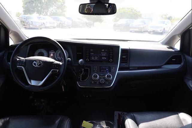Photo of 2019 White Toyota Sienna