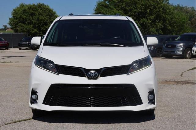 Photo of 2019 White Toyota Sienna