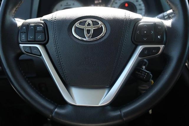 Photo of 2019 White Toyota Sienna