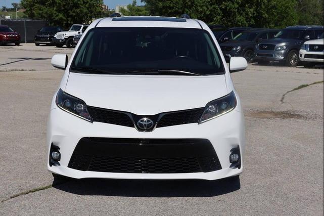 Photo of 2019 White Toyota Sienna