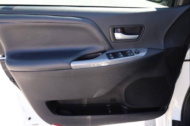 Photo of 2019 White Toyota Sienna