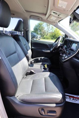 Photo of 2019 White Toyota Sienna