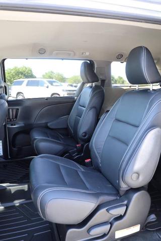 Photo of 2019 White Toyota Sienna