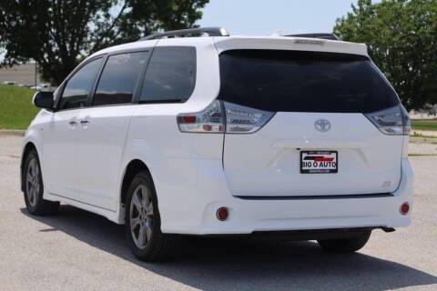 Photo of 2019 White Toyota Sienna