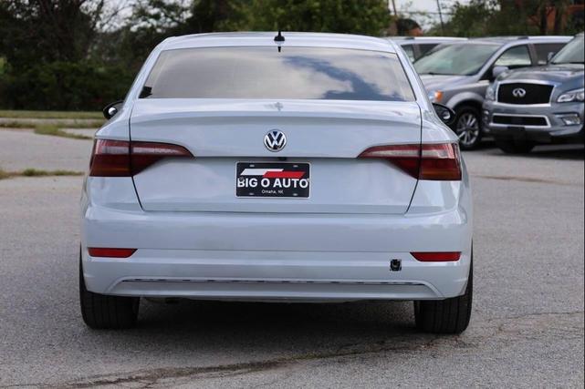 Photo of 2019 Gray Volkswagen Jetta