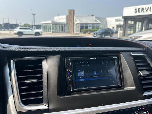 Photo of 2019 White Toyota Highlander