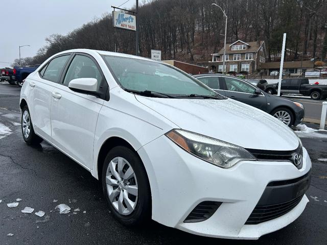 Photo of 2015 white Toyota Corolla