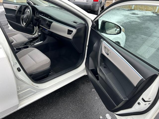 Photo of 2015 white Toyota Corolla