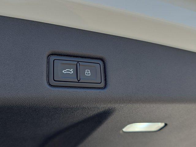 Photo of 2025 Glacier White Metallic Audi Q5
