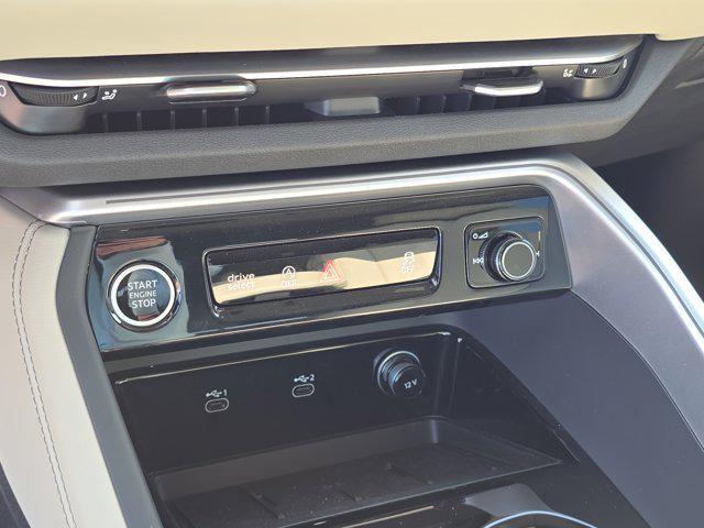 Photo of 2025 Glacier White Metallic Audi Q5