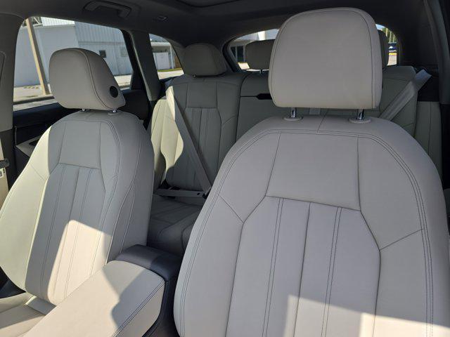 Photo of 2025 Glacier White Metallic Audi Q5