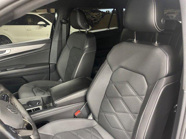 Photo of 2024 Deep Black Pearl Volkswagen Atlas Cross Sport