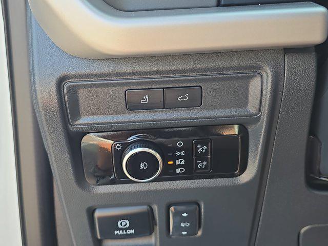 Photo of 2023 Star White Metallic Tri-Coat Ford Expedition