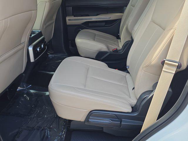 Photo of 2023 Star White Metallic Tri-Coat Ford Expedition