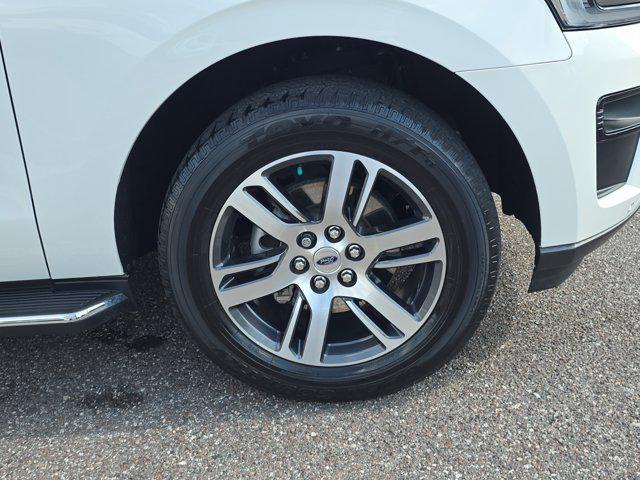 Photo of 2023 Star White Metallic Tri-Coat Ford Expedition
