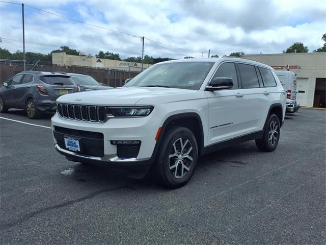 Photo of 2023 Bright White Clearcoat Jeep Grand Cherokee L