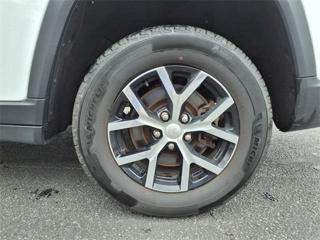 Photo of 2023 Bright White Clearcoat Jeep Grand Cherokee L