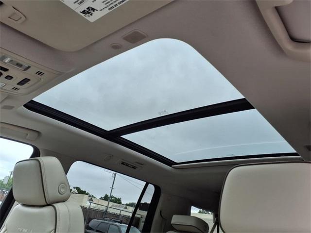 Photo of 2022 White Frost Tri-Coat GMC Yukon XL