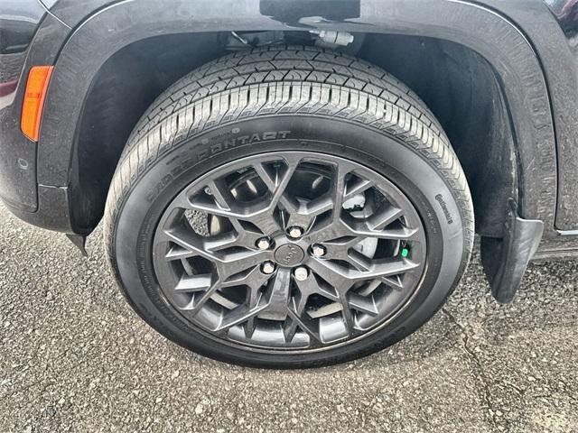 Photo of 2024 Diamond Black Jeep Grand Cherokee L