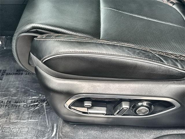 Photo of 2024 Diamond Black Jeep Grand Cherokee L