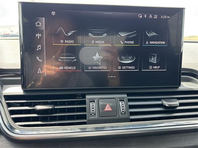 Photo of 2022 Glacier White Metallic Audi Q5