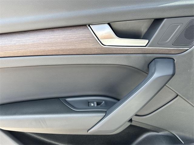 Photo of 2022 Glacier White Metallic Audi Q5