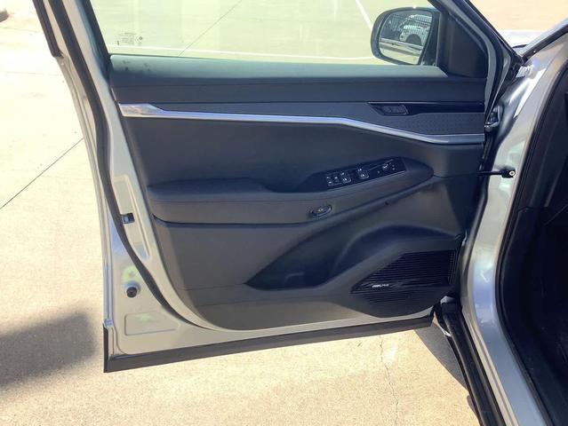 Photo of 2025 Silver Zynith Clearcoat Jeep Wagoneer S