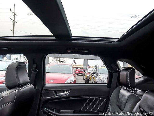 Photo of 2022 Rapid Red Metallic Tinted Clearcoat Ford Edge