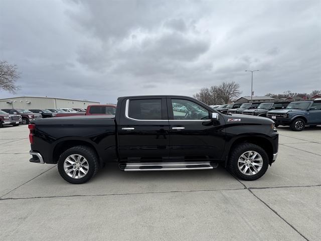 Photo of 2021 Mosaic Black Metallic Chevrolet Silverado 1500