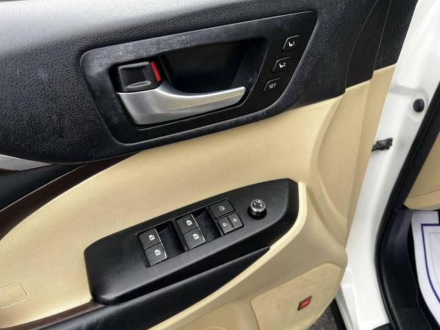Photo of 2015 Blizzard Pearl Toyota Highlander