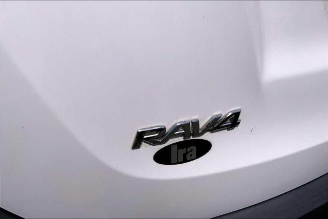 Photo of 2014 Super White Toyota RAV4