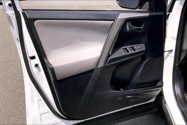 Photo of 2014 Super White Toyota RAV4