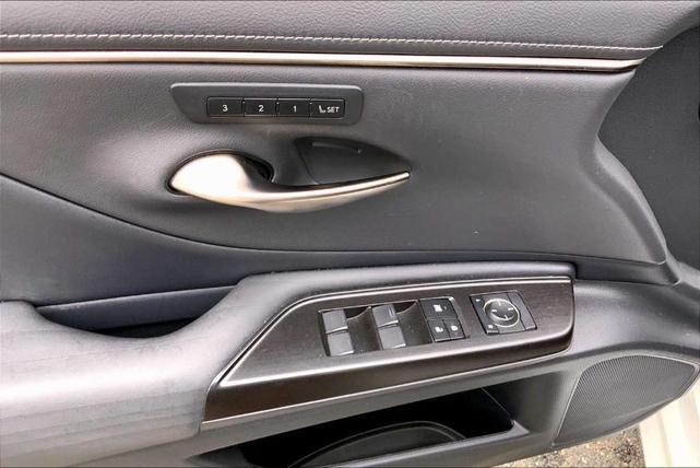 Photo of 2019 Eminent White Pearl Lexus ES 350