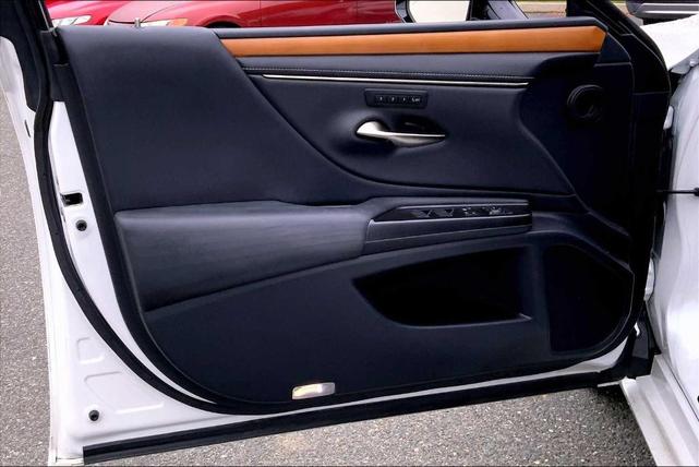Photo of 2019 Eminent White Pearl Lexus ES 350