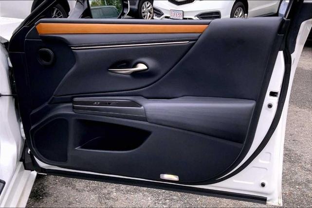 Photo of 2019 Eminent White Pearl Lexus ES 350