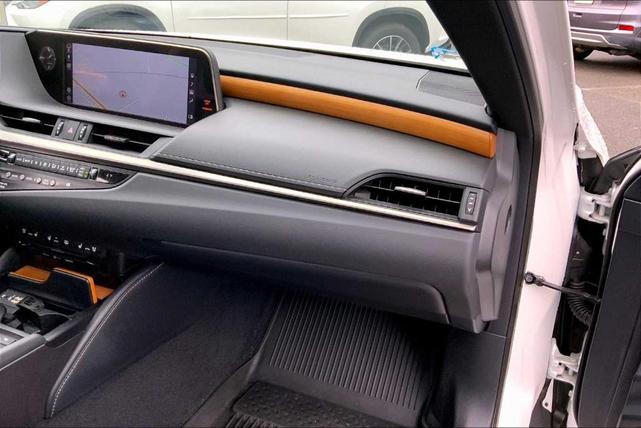 Photo of 2019 Eminent White Pearl Lexus ES 350