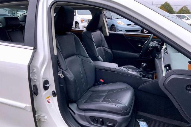 Photo of 2019 Eminent White Pearl Lexus ES 350