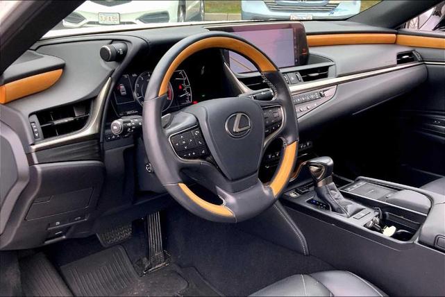 Photo of 2019 Eminent White Pearl Lexus ES 350