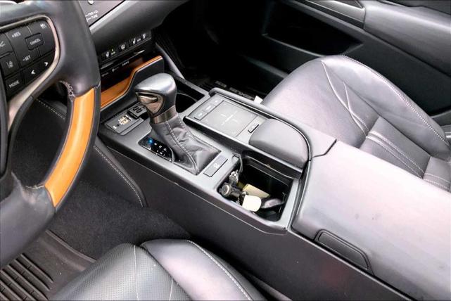 Photo of 2019 Eminent White Pearl Lexus ES 350