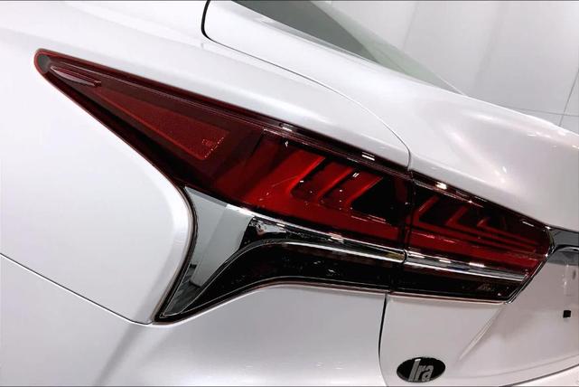 Photo of 2018 Eminent White Pearl Lexus LS 500