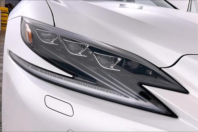 Photo of 2018 Eminent White Pearl Lexus LS 500