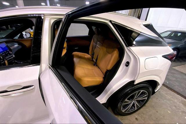 Photo of 2025 Eminent White Pearl Lexus RX 350