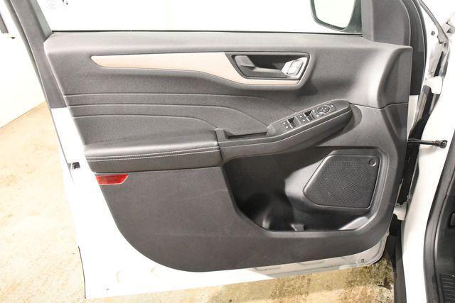 Photo of 2022 White Ford Escape