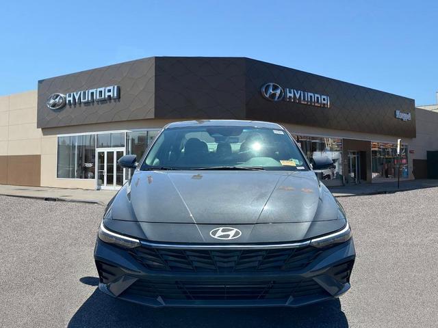 Photo of 2025 Gray Hyundai ELANTRA