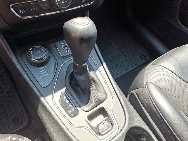 Photo of 2022 Bright White Clearcoat Jeep Cherokee