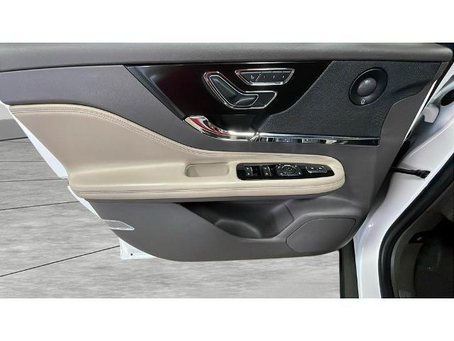 Photo of 2021 White Lincoln Corsair